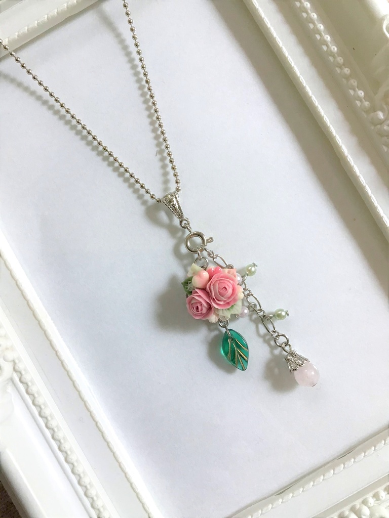 カップ咲きのバラブーケのネックレス(チャーム取り外し可)(再販不可)