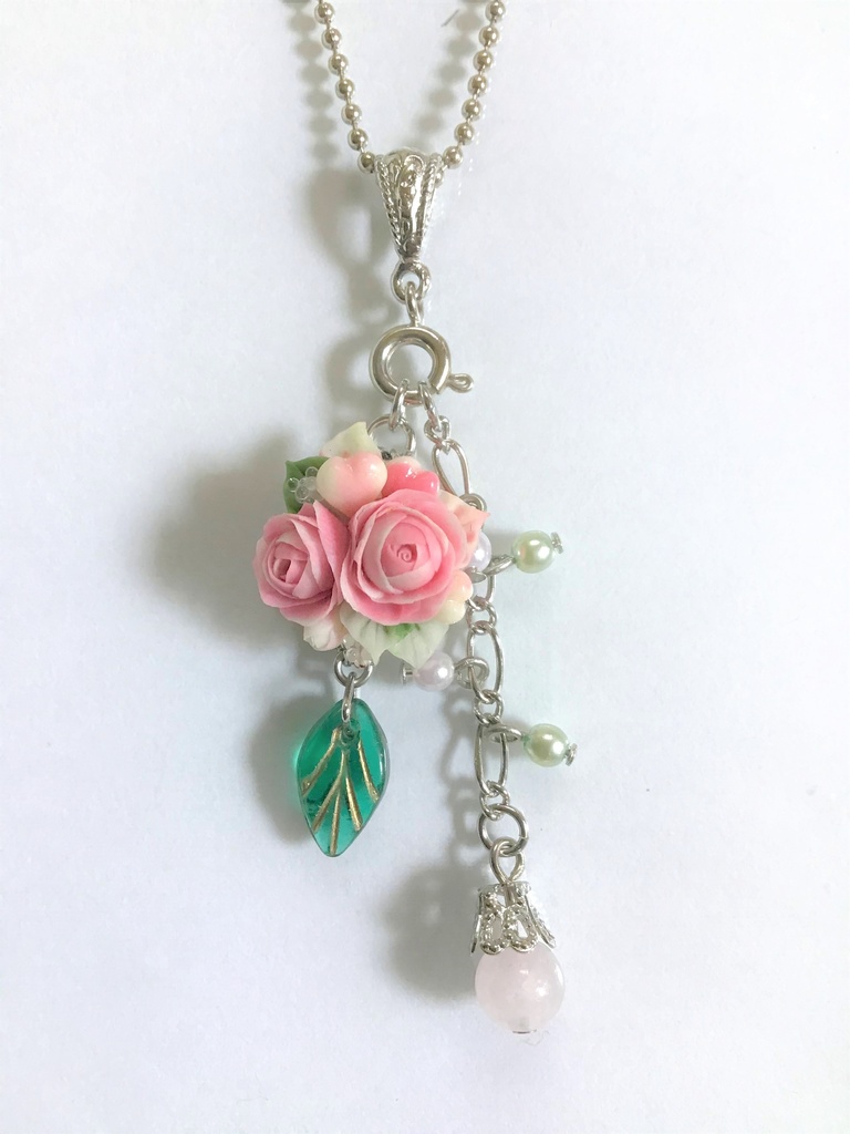 カップ咲きのバラブーケのネックレス(チャーム取り外し可)(再販不可)