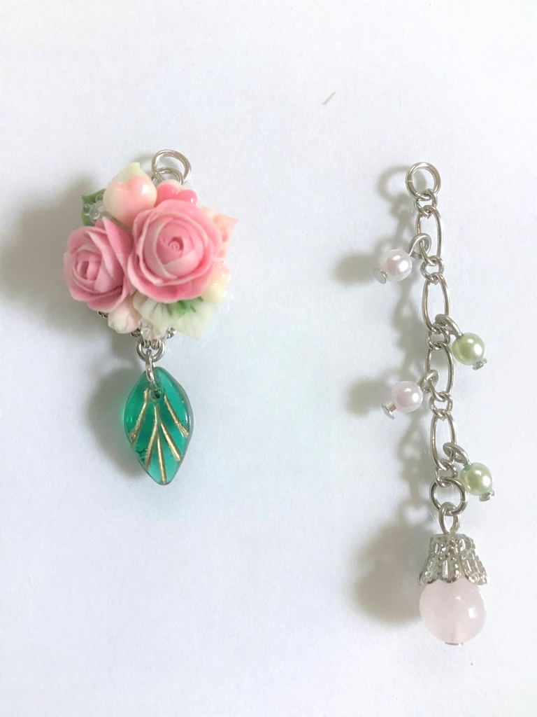 カップ咲きのバラブーケのネックレス(チャーム取り外し可)(再販不可)