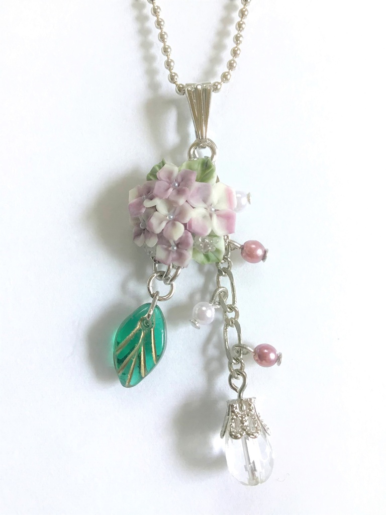 39 紫陽花ブーケのネックレス(チャーム取り外し可)