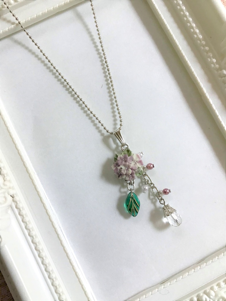 39 紫陽花ブーケのネックレス(チャーム取り外し可)