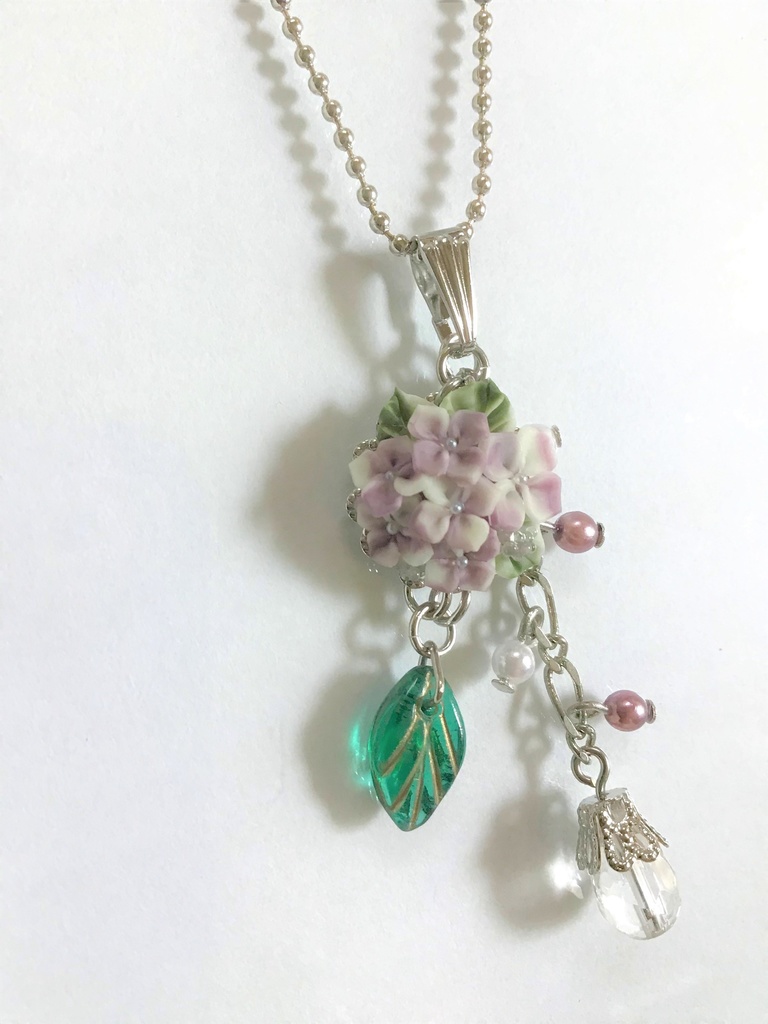 39 紫陽花ブーケのネックレス(チャーム取り外し可)