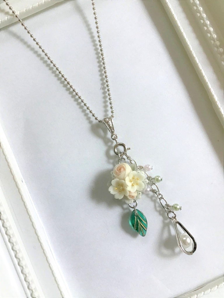 40 桜とラナンキュラスのブーケネックレス(チャーム取り外し可)