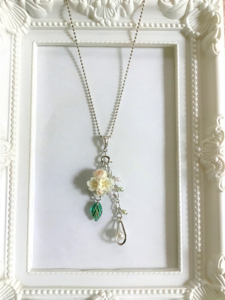 40 桜とラナンキュラスのブーケネックレス(チャーム取り外し可)