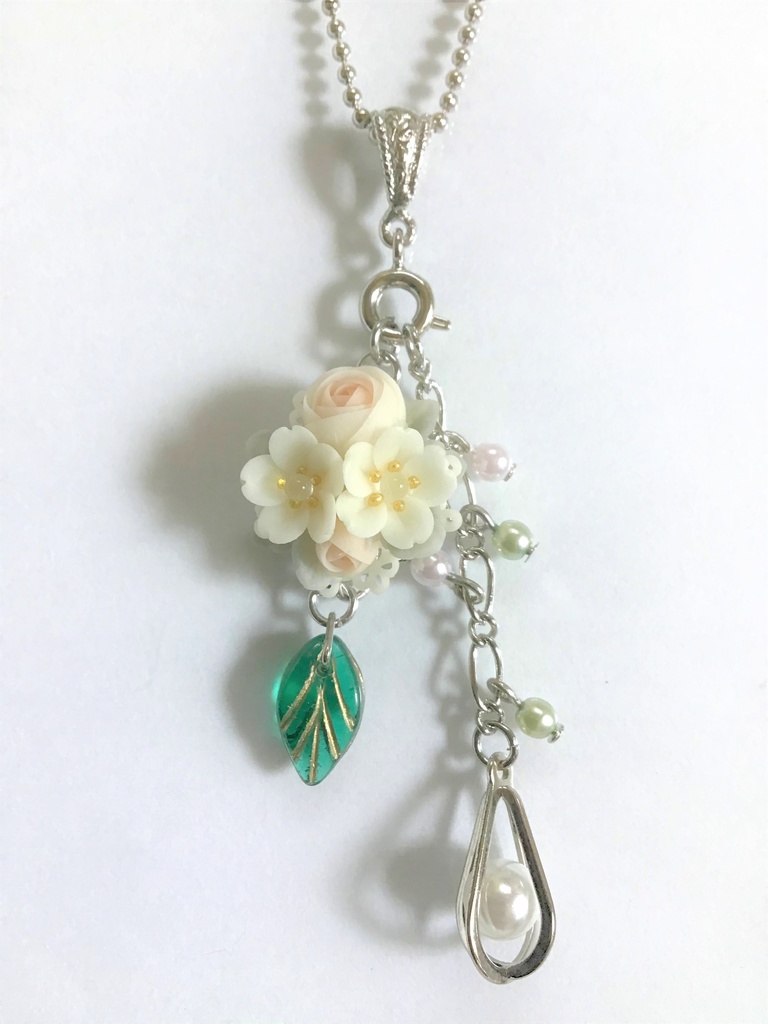 40 桜とラナンキュラスのブーケネックレス(チャーム取り外し可)