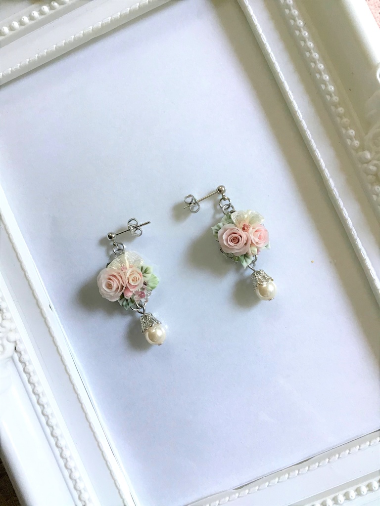 44 ピンクのバラブーケのピアス(サージカルステンレス)パーツ変更可