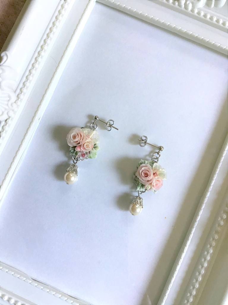 44 ピンクのバラブーケのピアス(サージカルステンレス)パーツ変更可