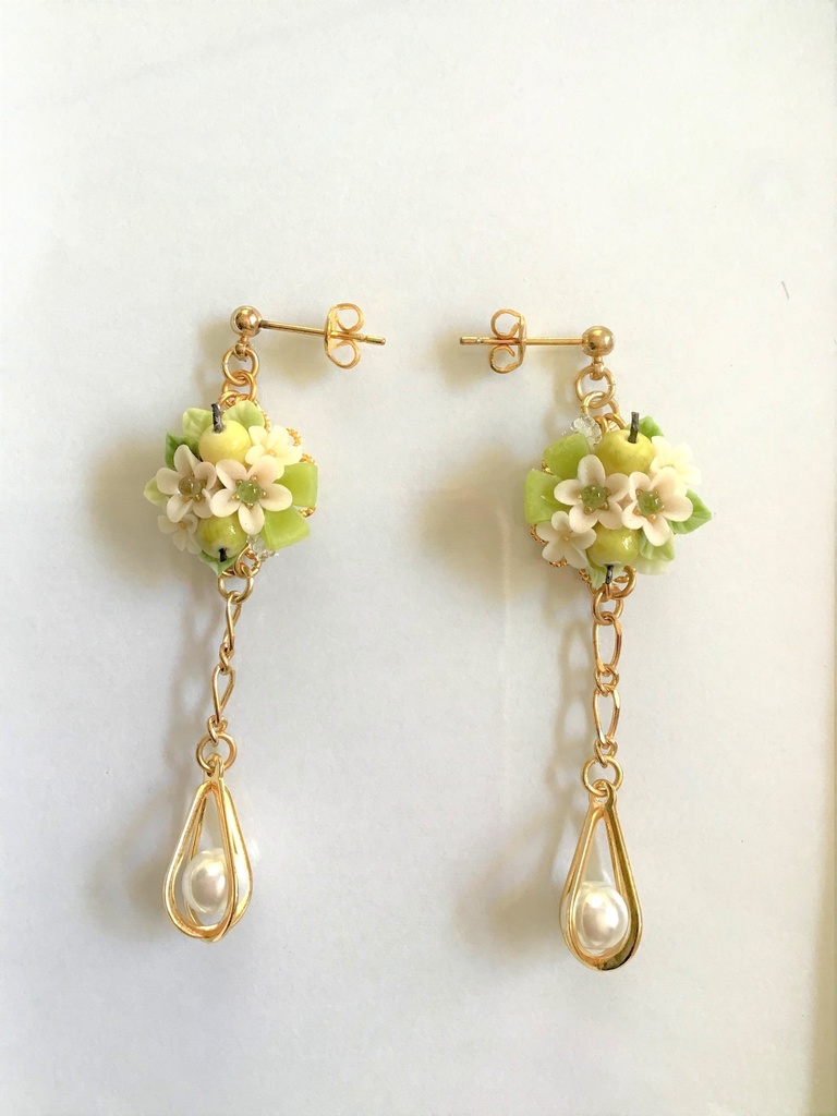 青りんごブーケのピアス/イヤリング/樹脂ノンホールピアス/クリップ式イヤリング(サージカルステンレス)再販不可