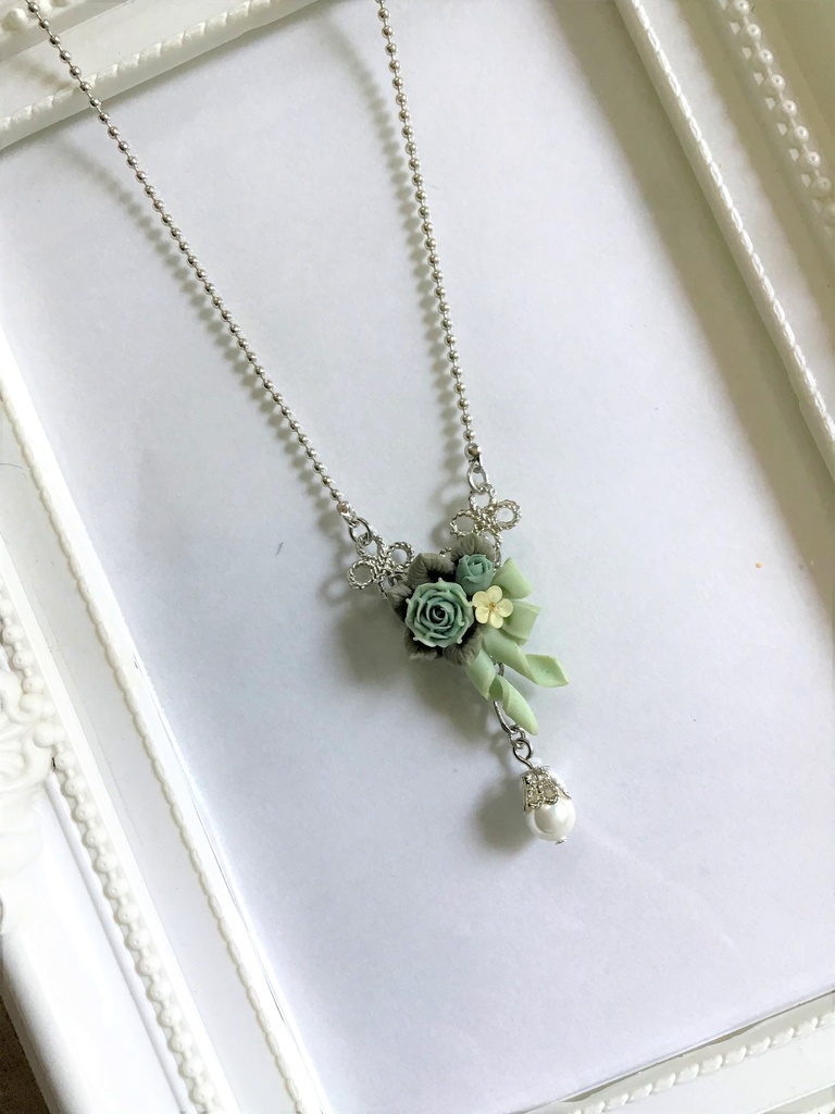 グレイッシュブルーのバラとリボンブーケネックレス(再販不可)