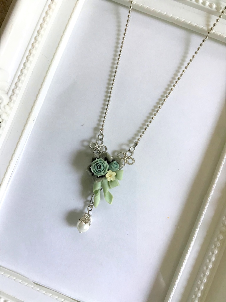 グレイッシュブルーのバラとリボンブーケネックレス（再販不可）