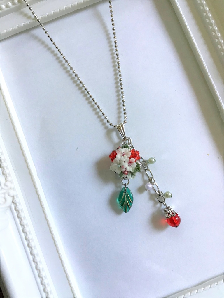 ラズベリーブーケのネックレス(チャーム取り外し可)
