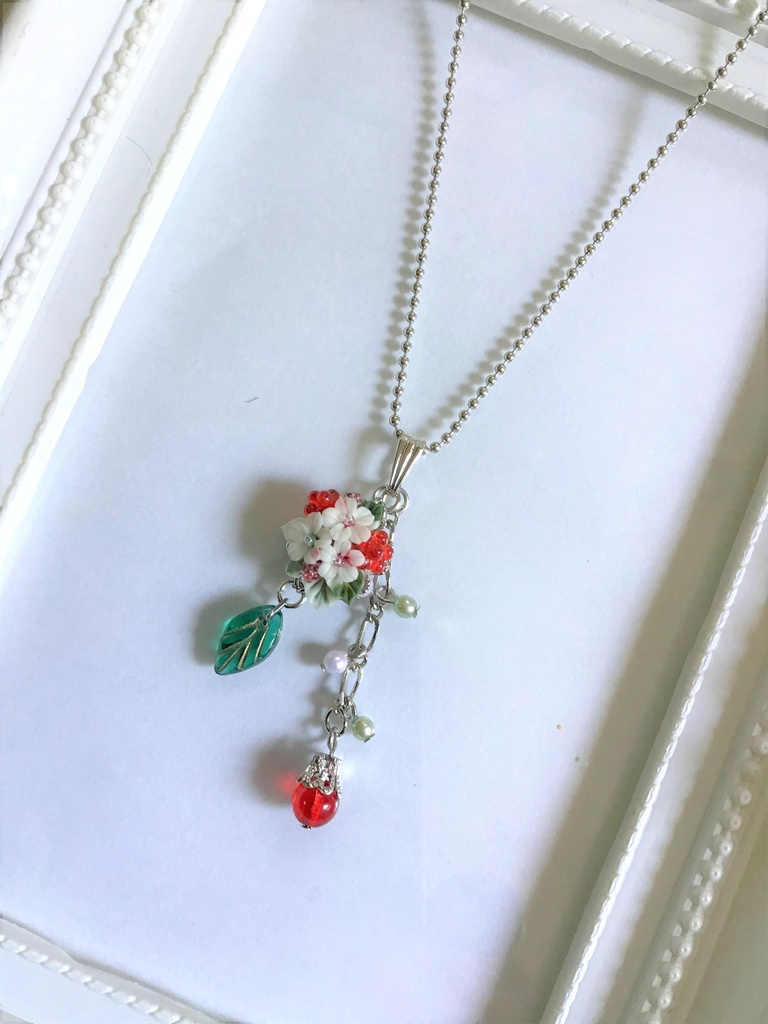 ラズベリーブーケのネックレス(チャーム取り外し可)