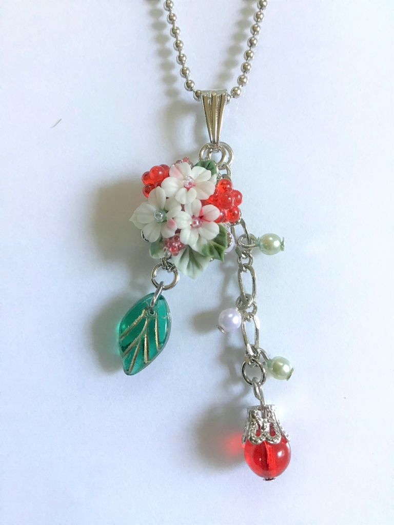ラズベリーブーケのネックレス(チャーム取り外し可)