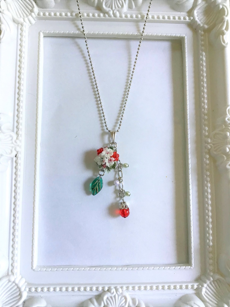 ラズベリーブーケのネックレス(チャーム取り外し可)