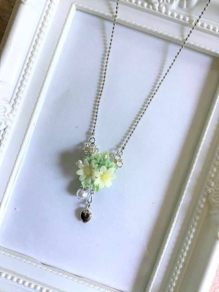 マーガレットとクローバーのブーケネックレス