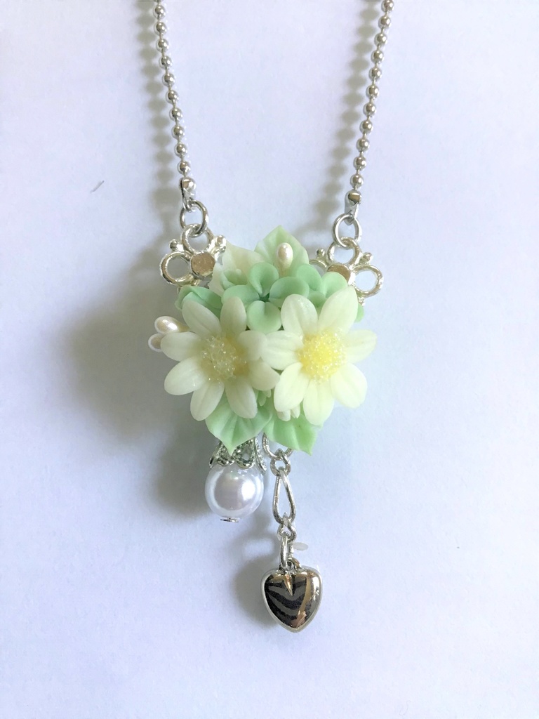 マーガレットとクローバーのブーケネックレス