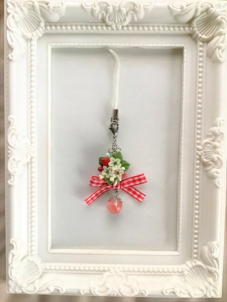 11 苺ブーケの一連ストラップ/イヤホンジャック/チャーム