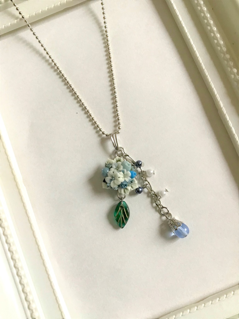 ブルーベリーブーケのネックレス(チャーム取り外し可)