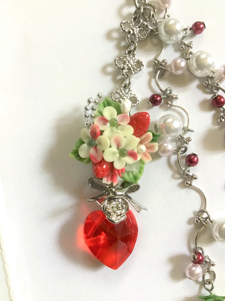 46 苺ブーケの3連ストラップ/イヤホンジャック/チャーム
