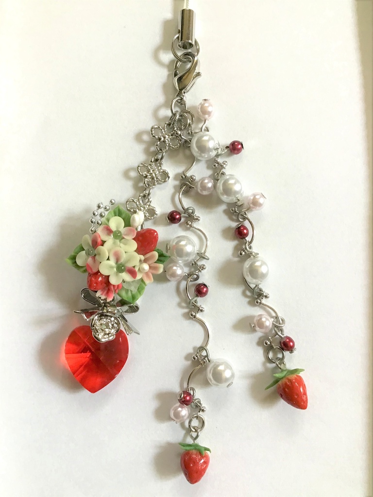 46 苺ブーケの3連ストラップ/イヤホンジャック/チャーム