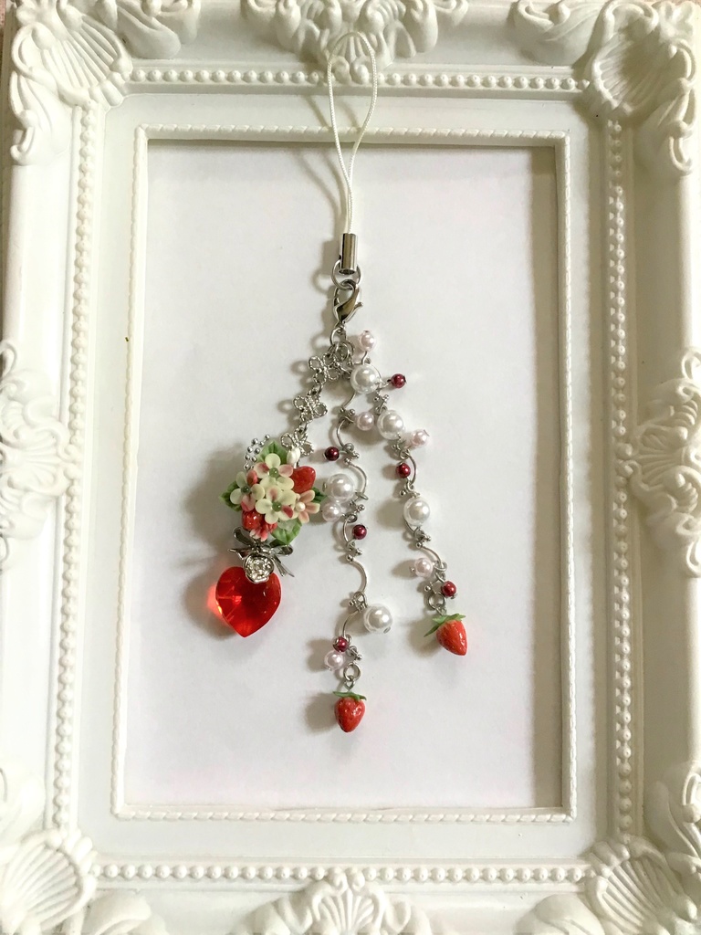 46 苺ブーケの3連ストラップ/イヤホンジャック/チャーム