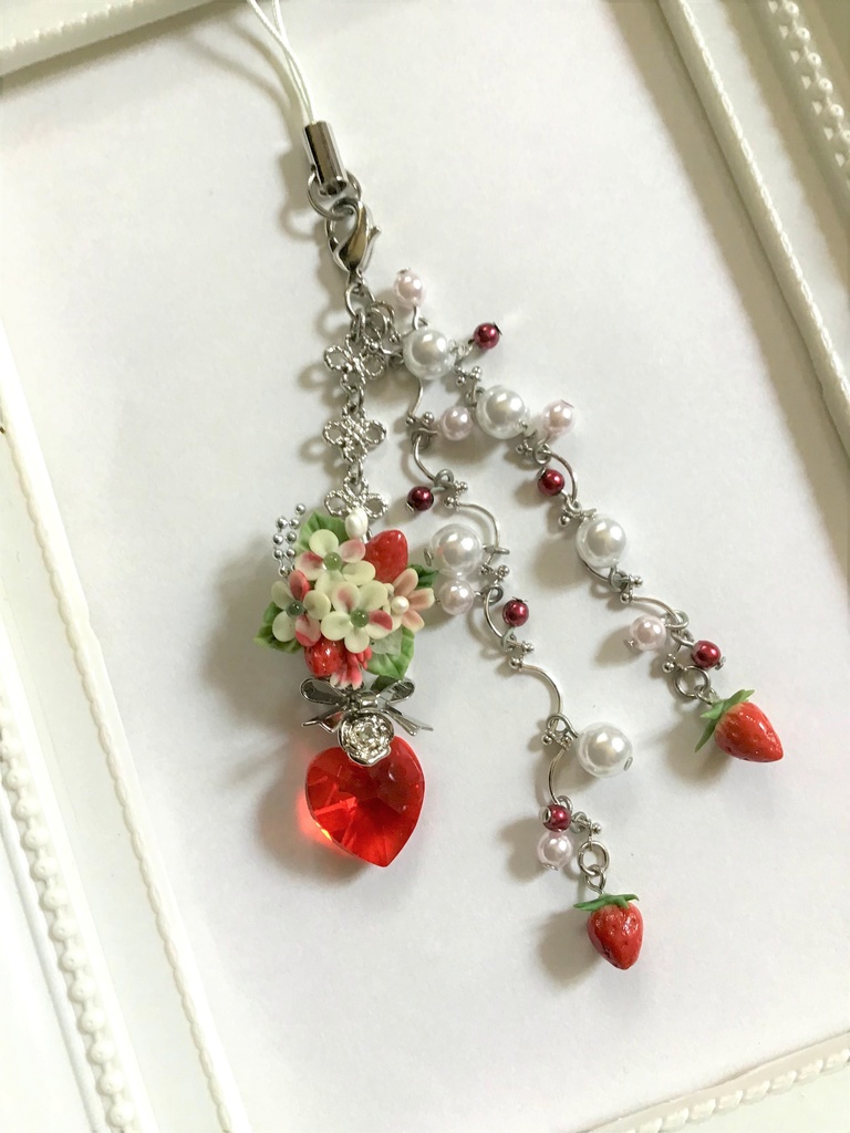 46 苺ブーケの3連ストラップ/イヤホンジャック/チャーム