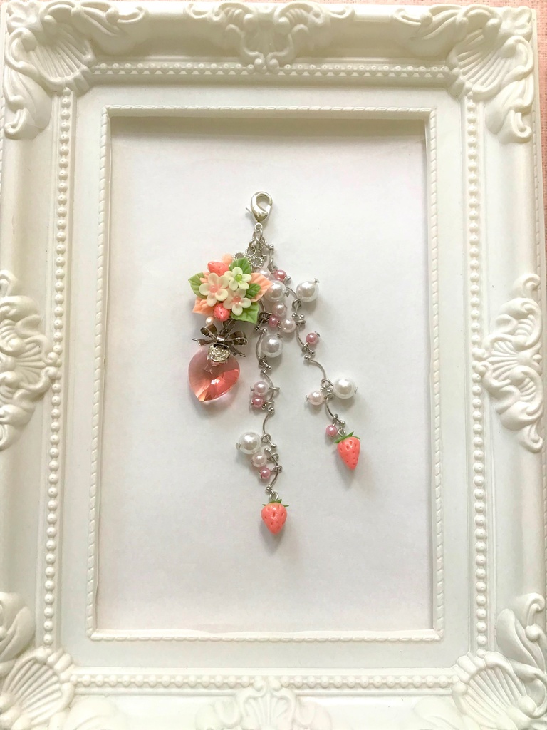 48 ピンクの苺ブーケ3連ストラップ/イヤホンジャック/チャーム