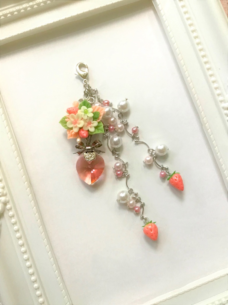 48 ピンクの苺ブーケ3連ストラップ/イヤホンジャック/チャーム