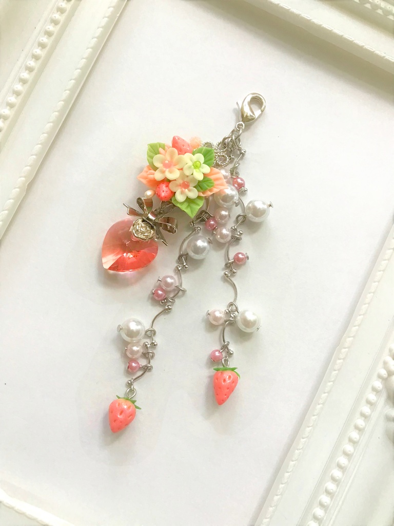 48 ピンクの苺ブーケ3連ストラップ/イヤホンジャック/チャーム