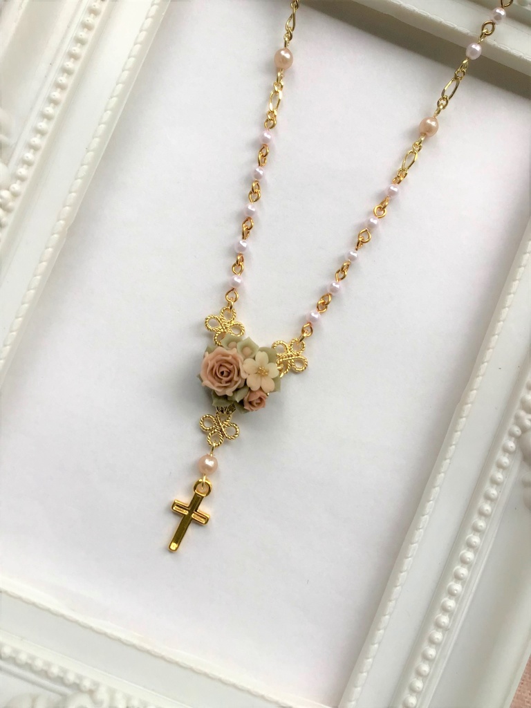 50 バラと桜の秋色ブーケミニロザリオネックレス