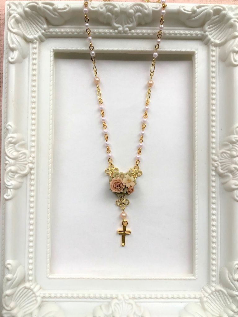 50 バラと桜の秋色ブーケミニロザリオネックレス
