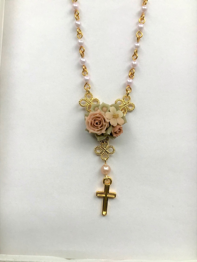 50 バラと桜の秋色ブーケミニロザリオネックレス