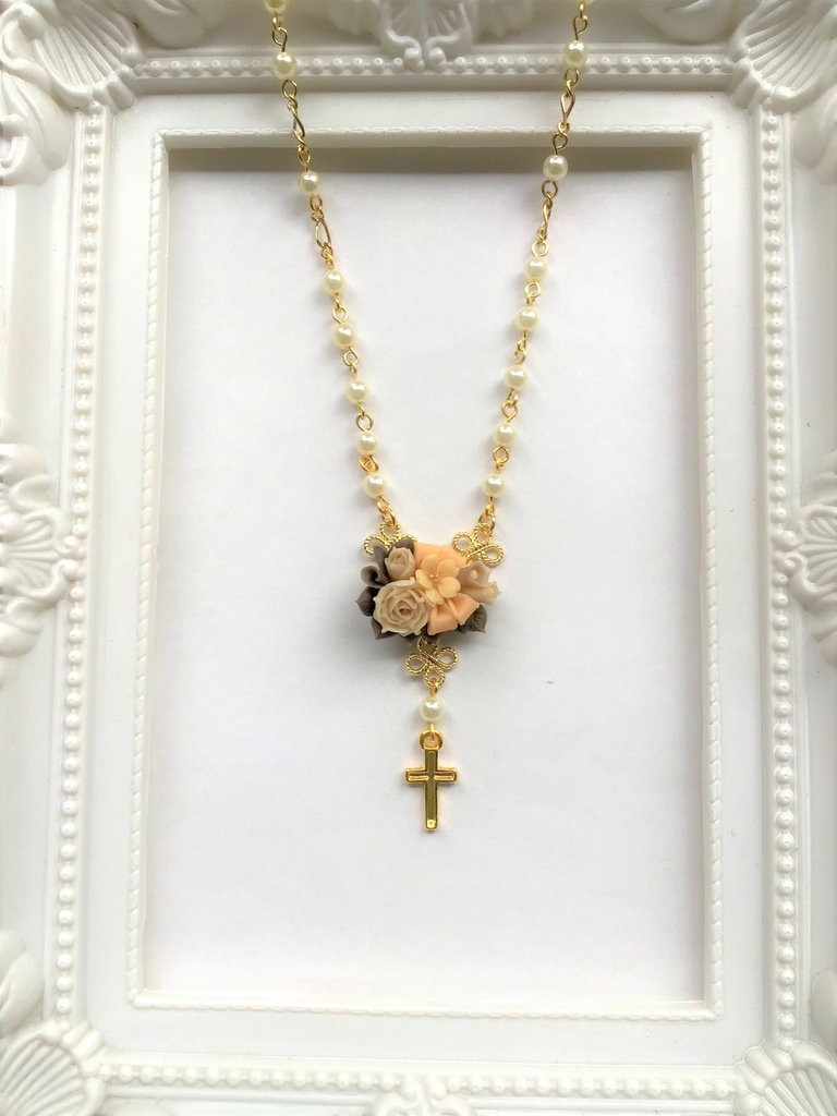 51 くすみイエローのバラと桜のブーケミニロザリオネックレス
