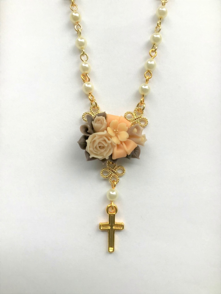51 くすみイエローのバラと桜のブーケミニロザリオネックレス