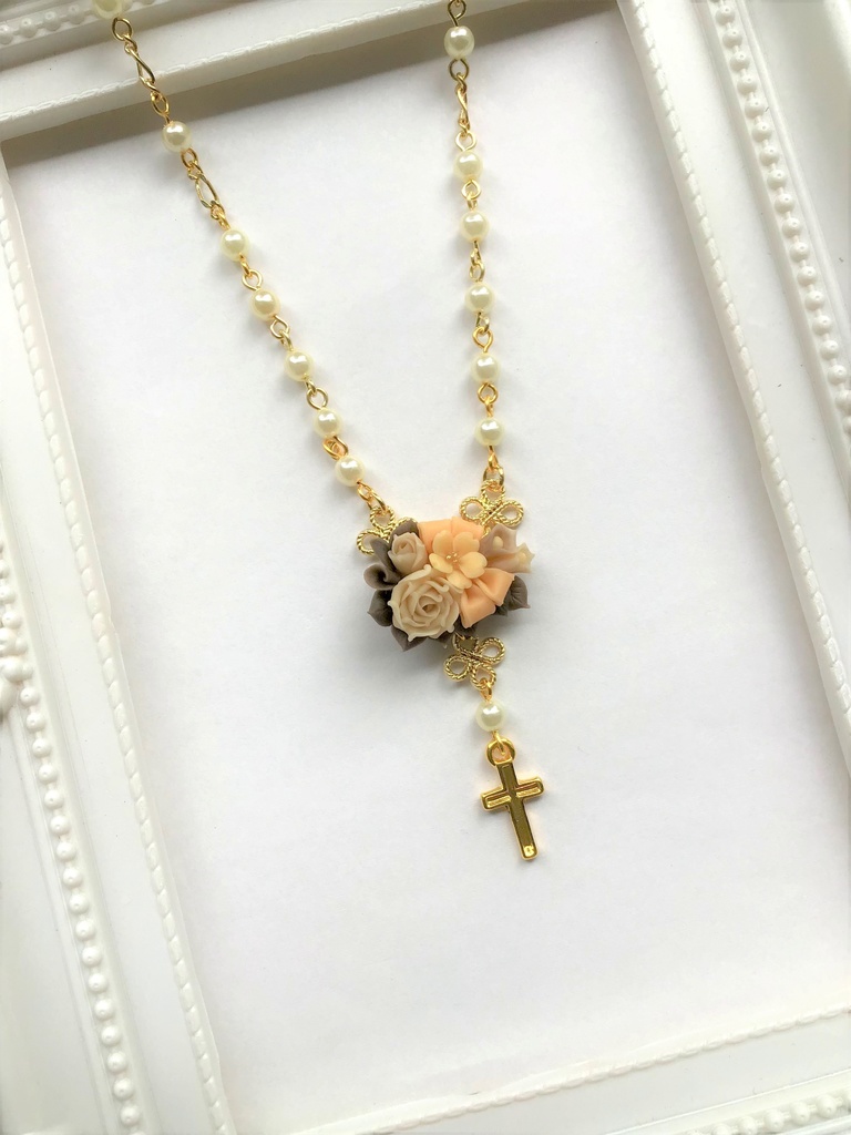 51 くすみイエローのバラと桜のブーケミニロザリオネックレス