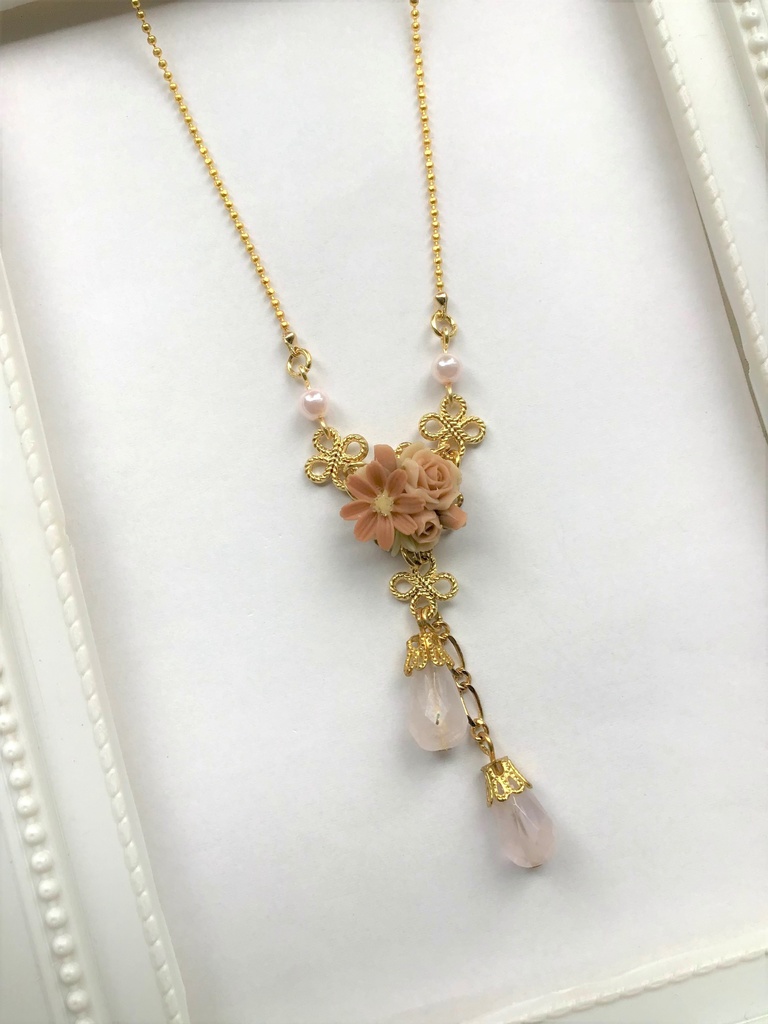 チョコレートコスモスとバラのブーケネックレス(再販不可)