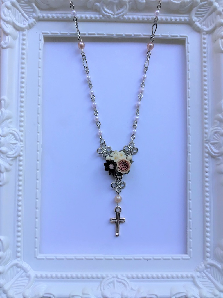 くすみピンクのバラとチョコレートコスモスのブーケミニロザリオネックレス(再販不可)