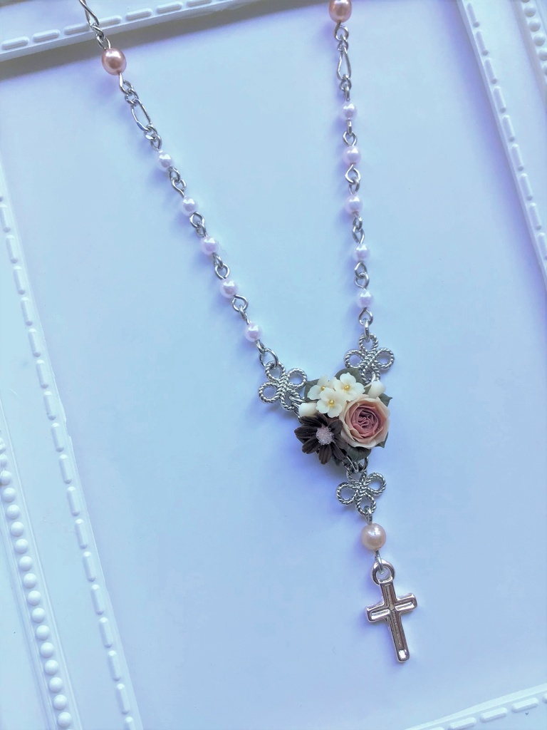 くすみピンクのバラとチョコレートコスモスのブーケミニロザリオネックレス(再販不可)