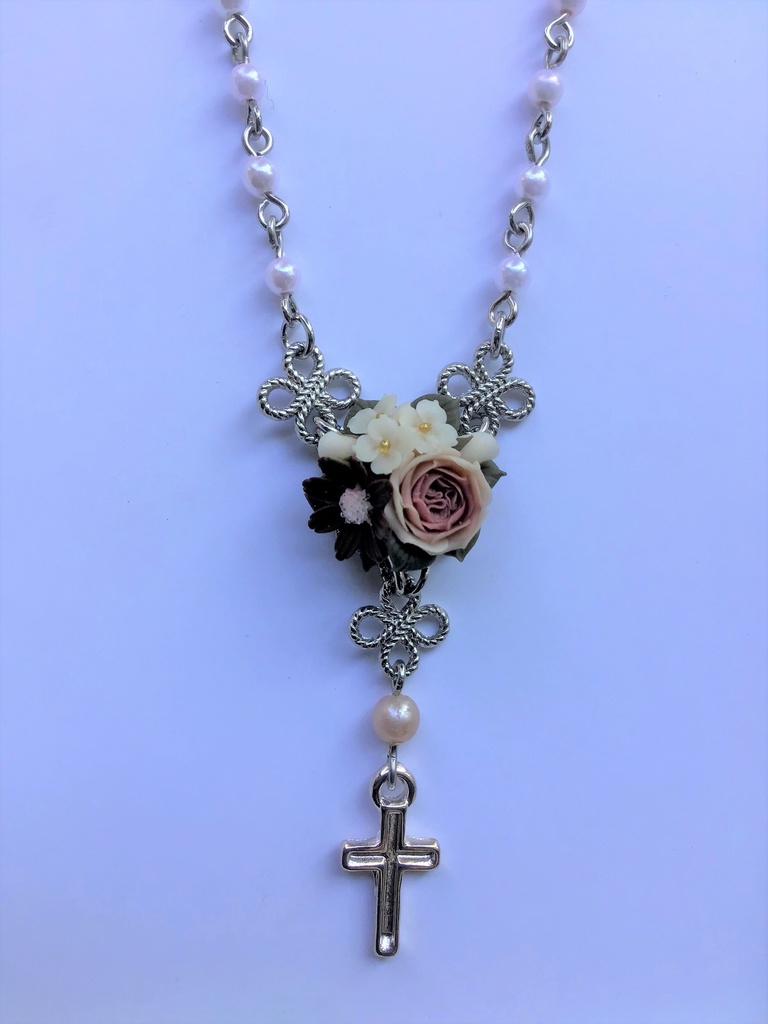 くすみピンクのバラとチョコレートコスモスのブーケミニロザリオネックレス(再販不可)