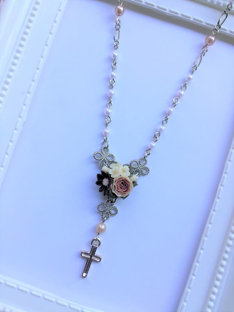くすみピンクのバラとチョコレートコスモスのブーケミニロザリオネックレス（再販不可）