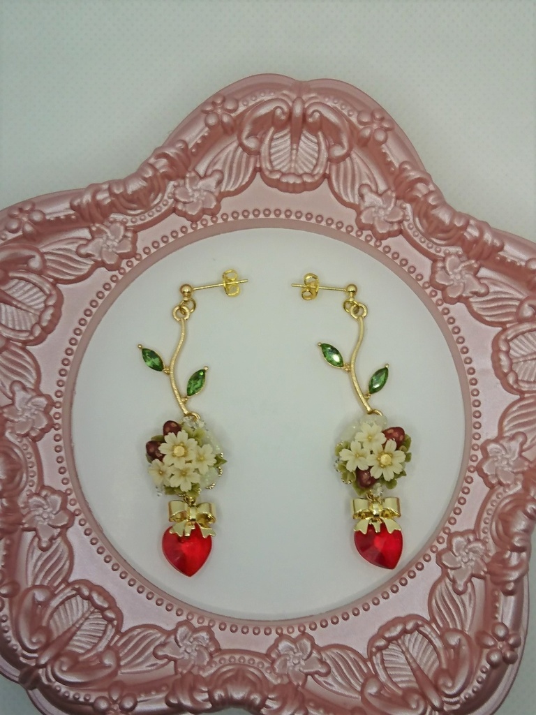 53 苺とクローバーのブーケピアス(サージカルステンレス)パーツ変更可