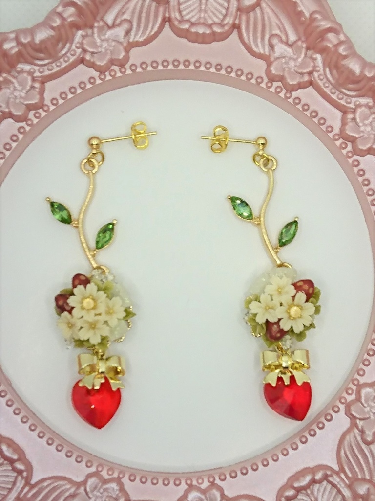 53 苺とクローバーのブーケピアス(サージカルステンレス)パーツ変更可