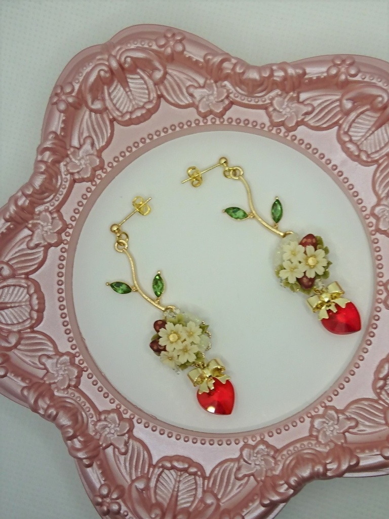 53 苺とクローバーのブーケピアス(サージカルステンレス)パーツ変更可