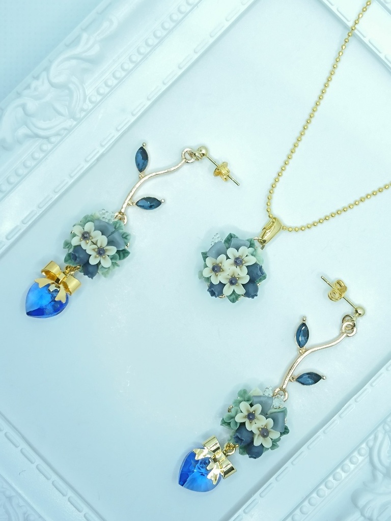 55 ブルーベリーブーケのピアス(サージカルステンレス)パーツ変更可