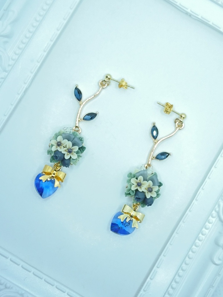 55 ブルーベリーブーケのピアス(サージカルステンレス)パーツ変更可