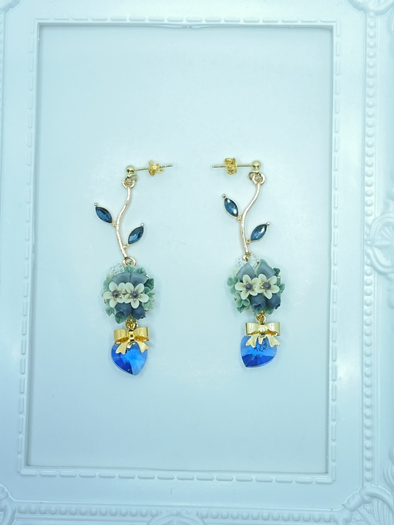 55 ブルーベリーブーケのピアス(サージカルステンレス)パーツ変更可