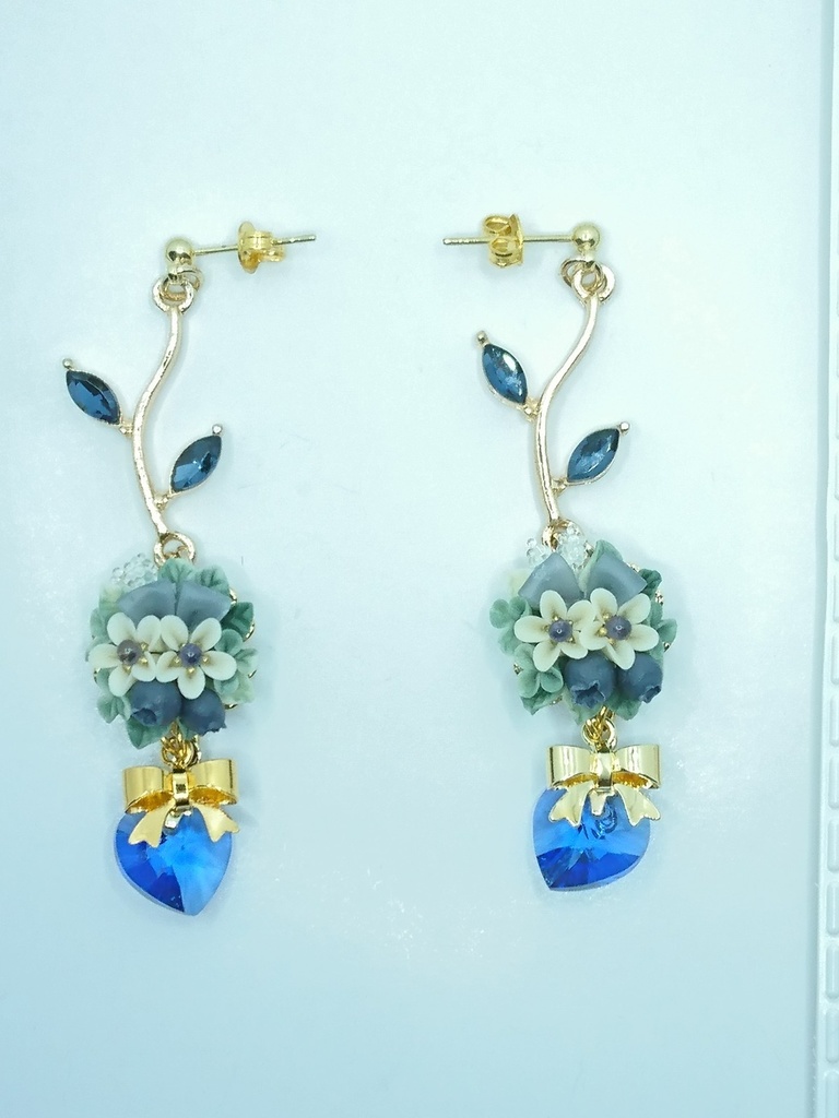 55 ブルーベリーブーケのピアス(サージカルステンレス)パーツ変更可