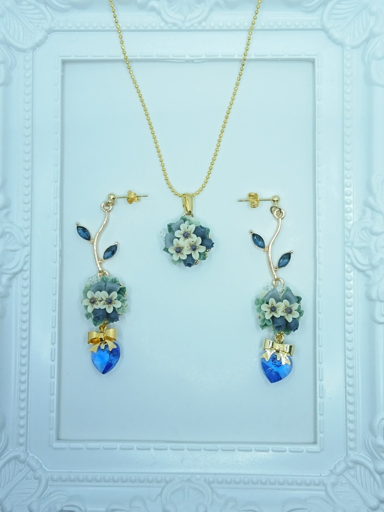 55 ブルーベリーブーケのピアス(サージカルステンレス)パーツ変更可