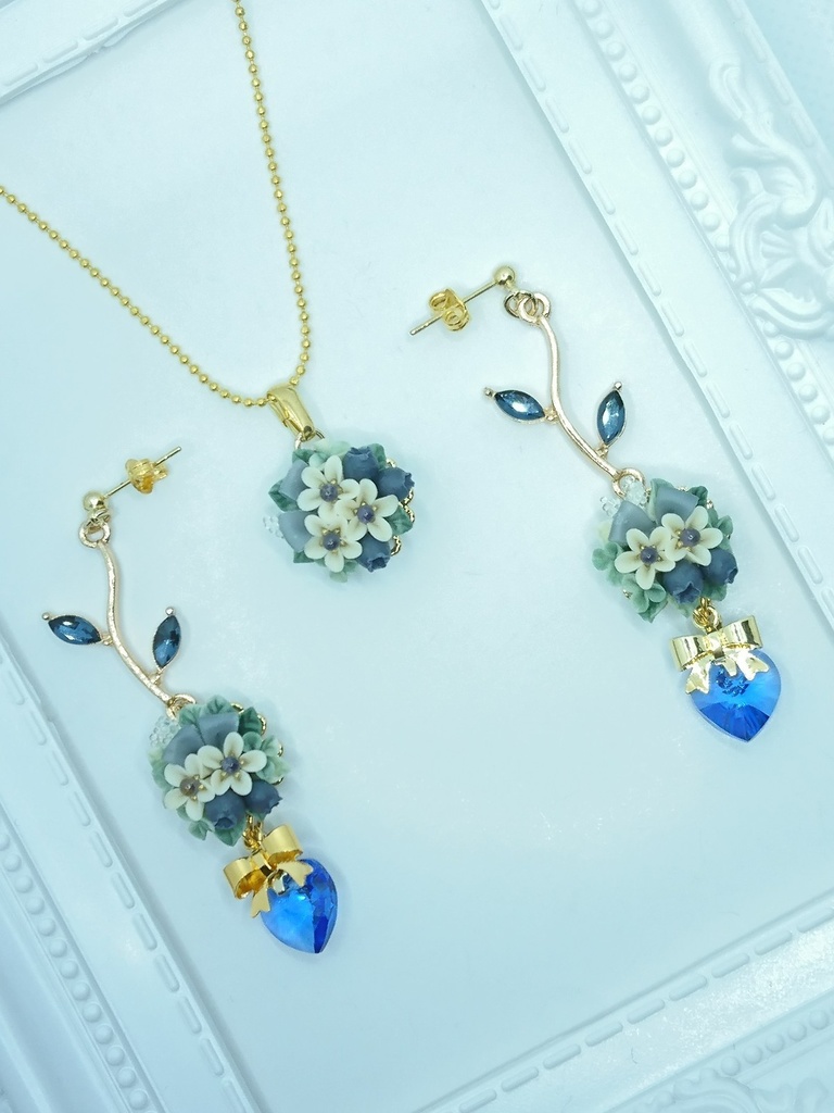 55 ブルーベリーブーケのピアス(サージカルステンレス)パーツ変更可