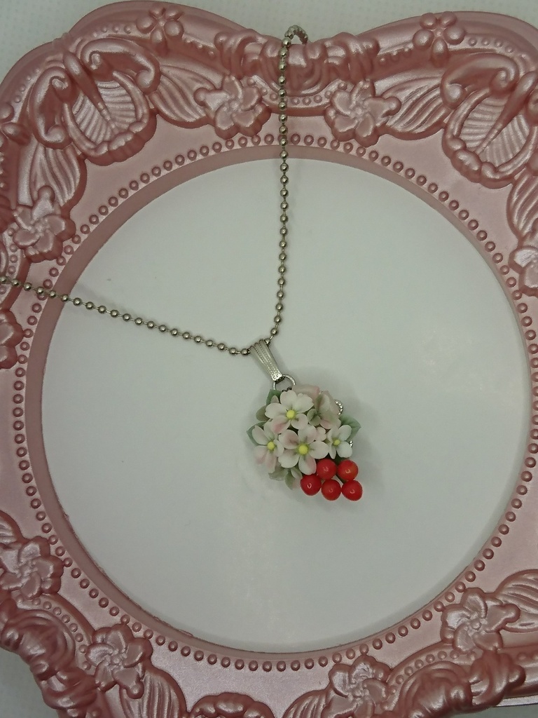 98 桜とさくらんぼのブーケネックレス